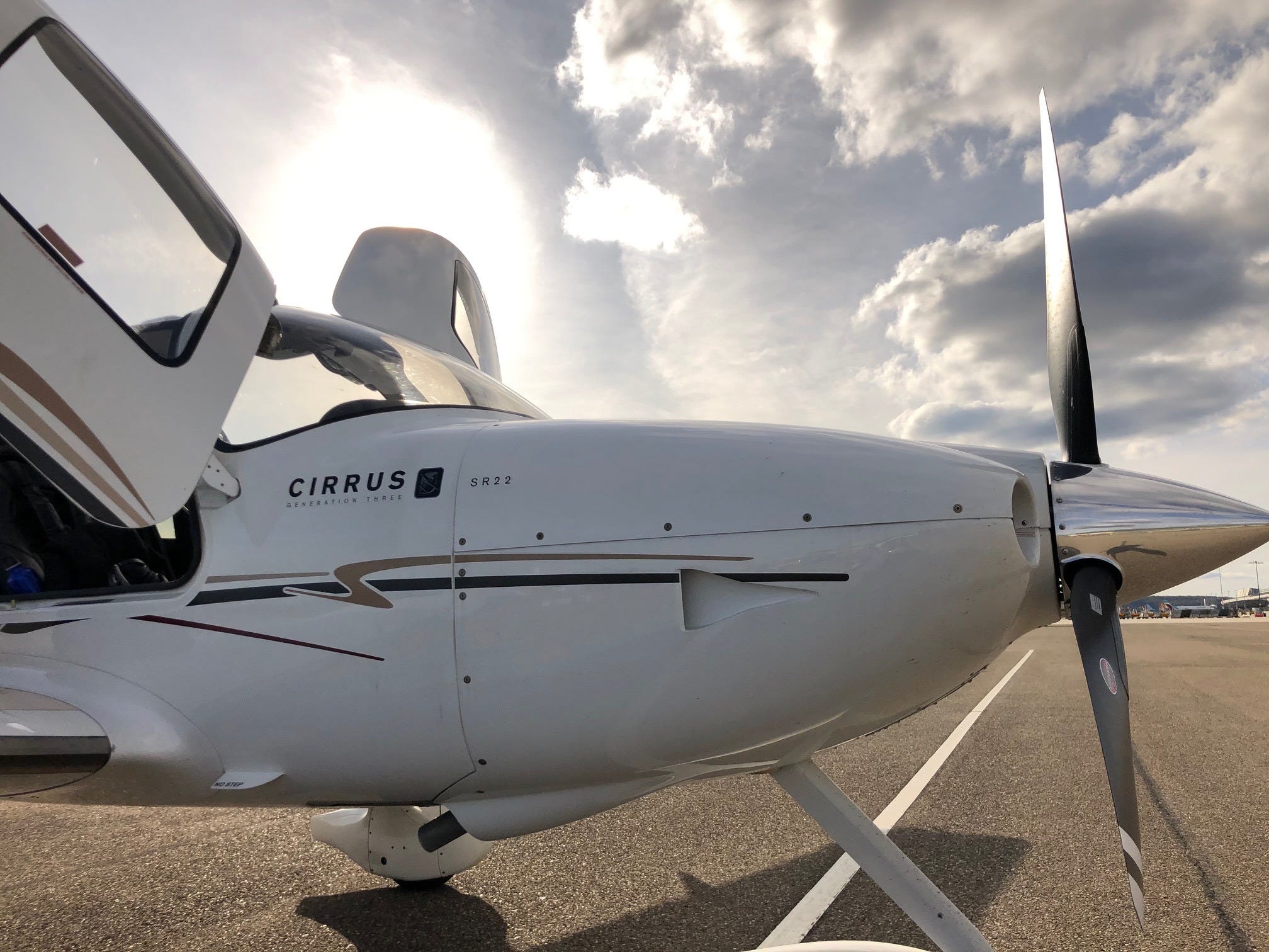 cirrus-sr22-charter-cirrus-sr22-charter-und-flight-training