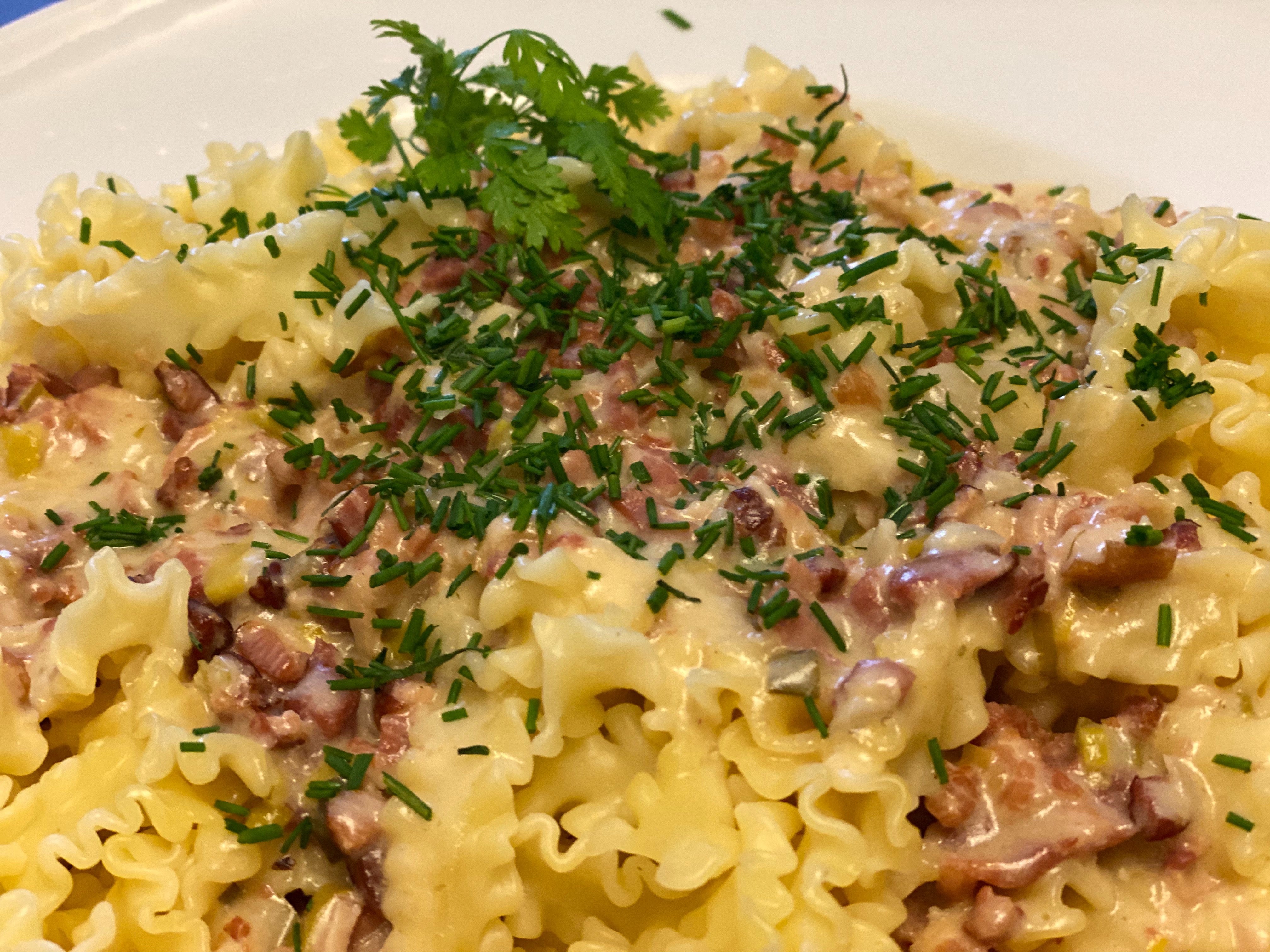 Hessische Käsesoße mit Speck, Zwiebeln und frischen Kräutern ...