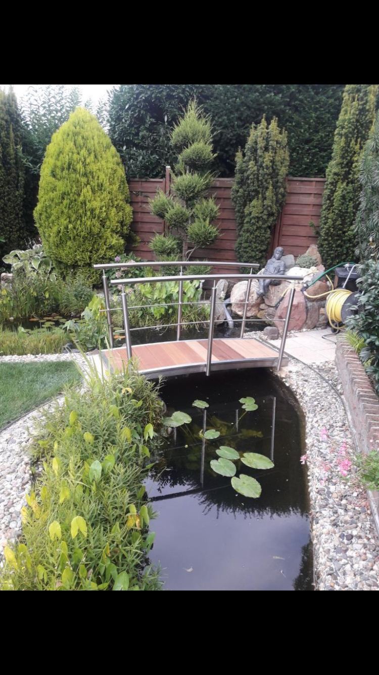 Teichbrücke aus Edelstahl beidseitiger Handlauf Bangkirai Shop