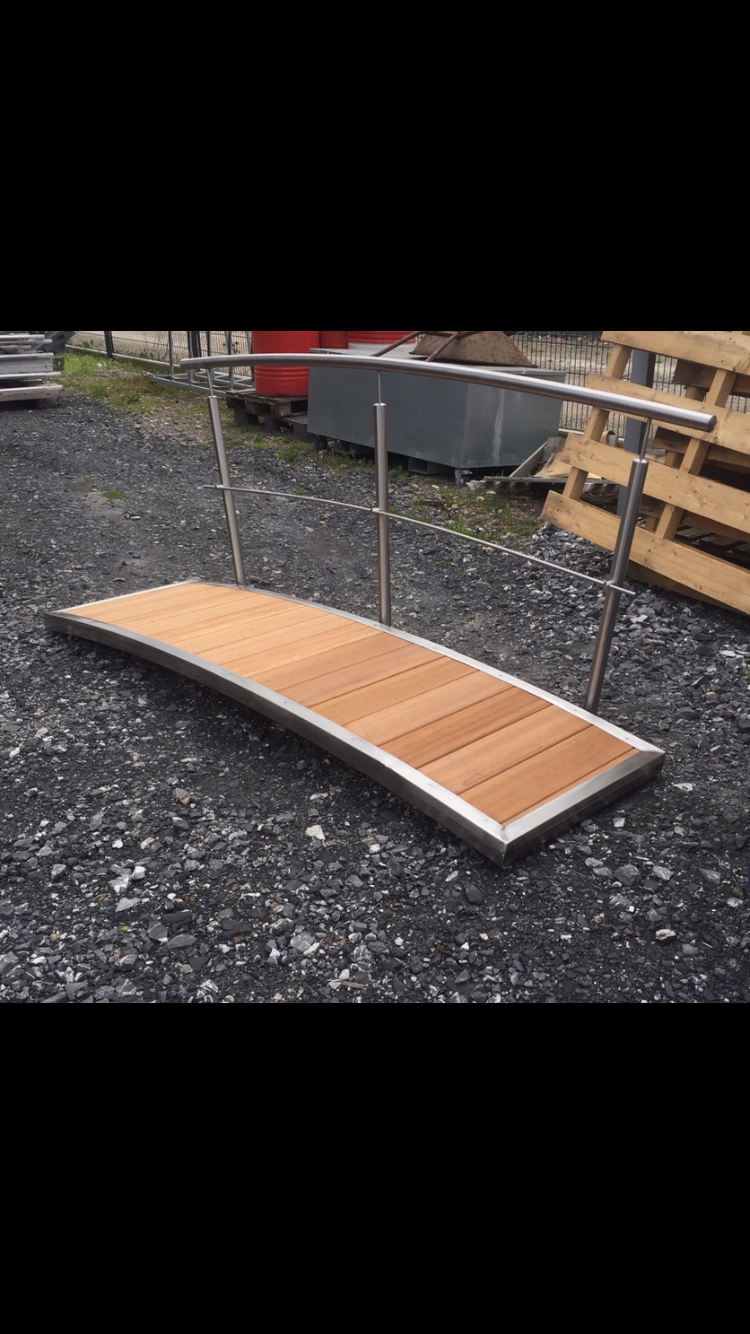 Teichbrücke aus Edelstahl einseitiger Handlauf Bangkirai Shop