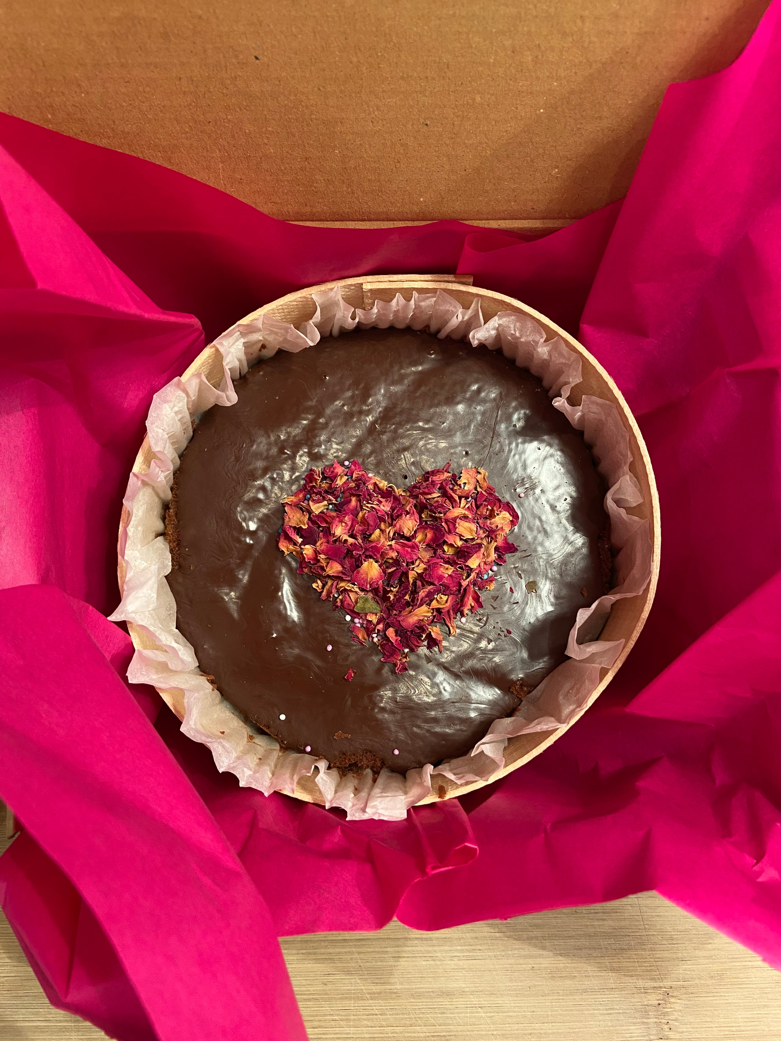 Herzkuchen - Schokotraum mit einem Herz aus Rosen - Kuchen - Shop ...