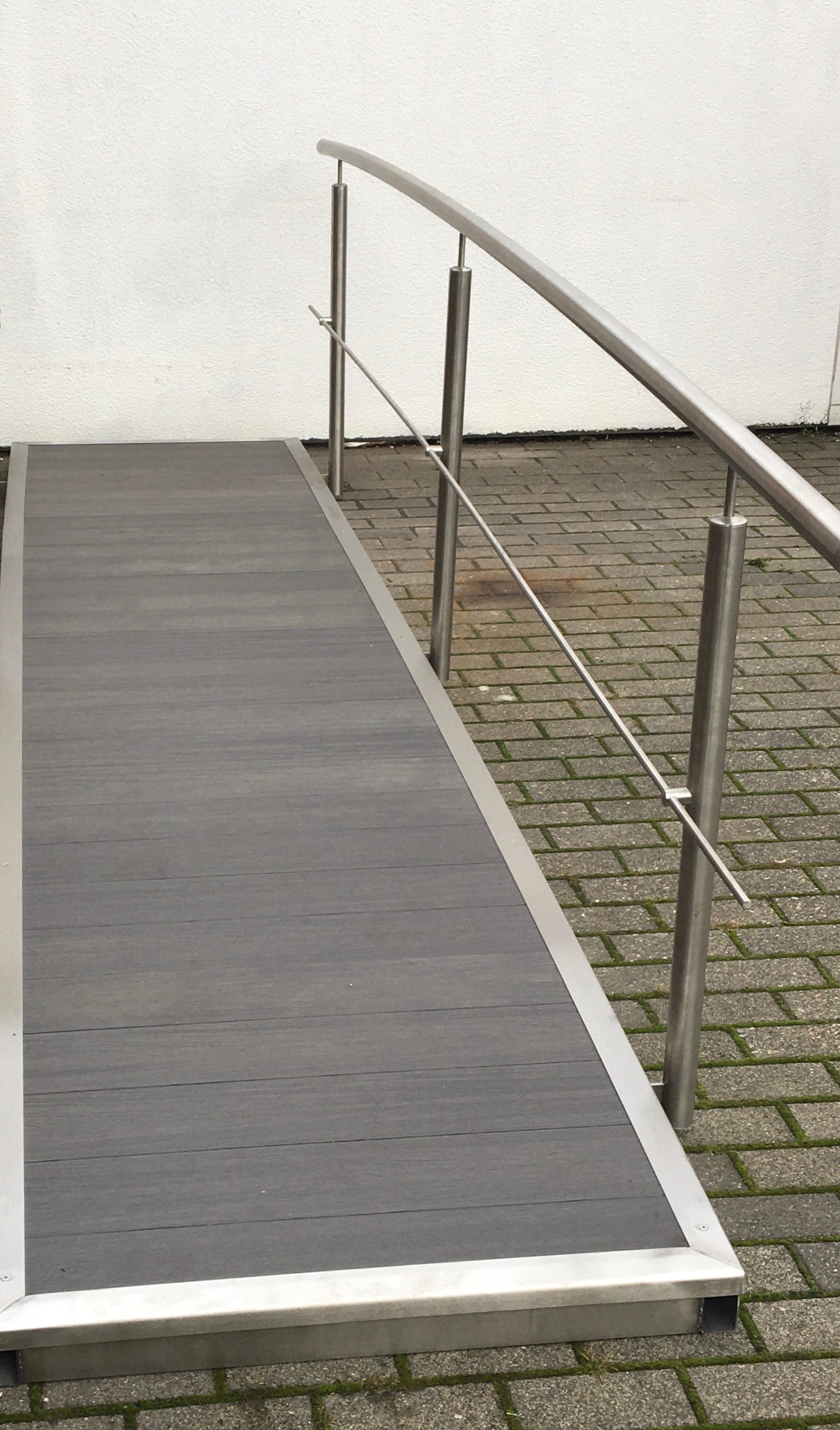 Teichbrücke aus Edelstahl einseitiger Handlauf WPC Anthrazit Shop