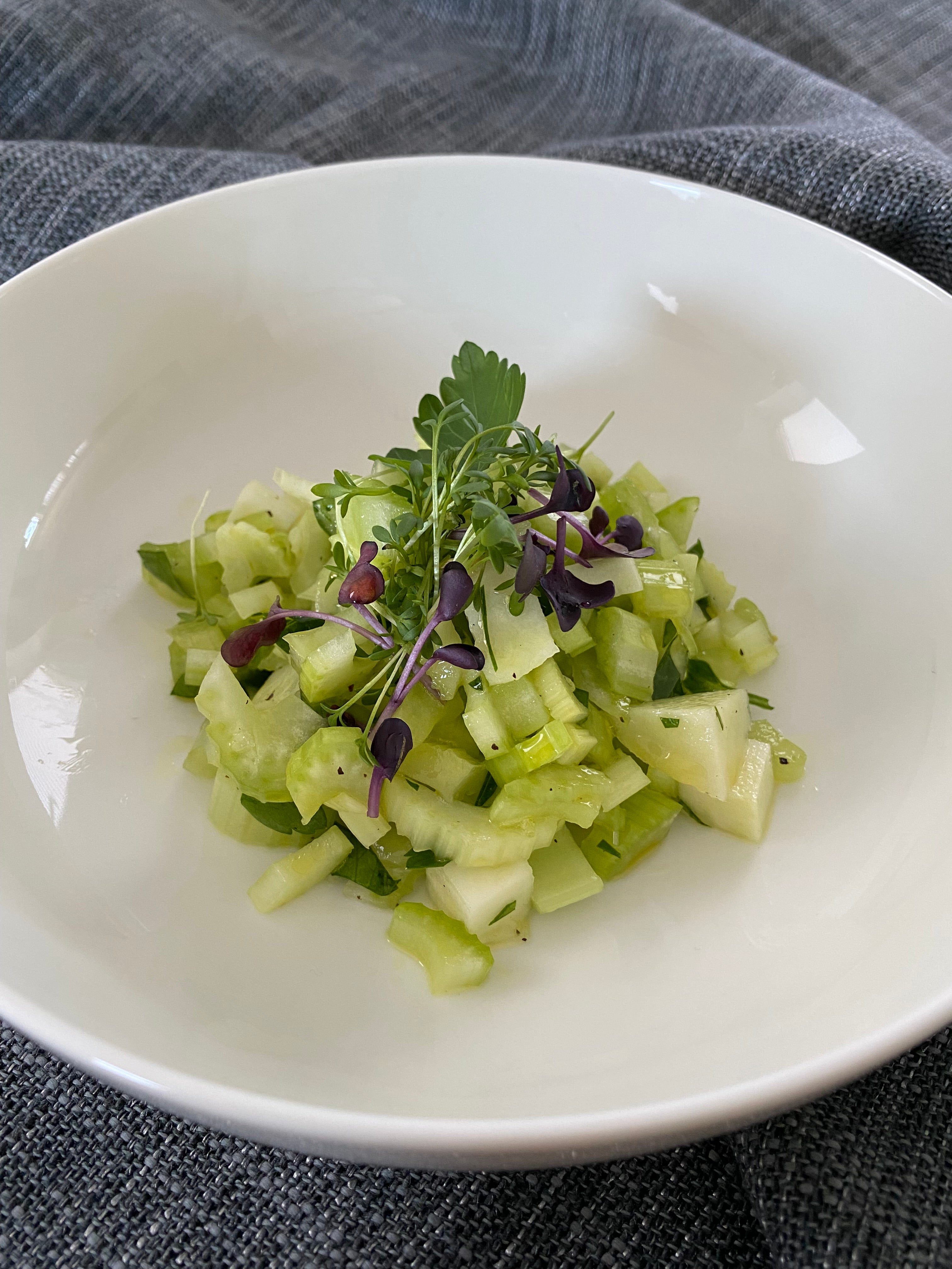 Stangensellerie-Kohlrabi-Salat - Salate - Rezepte | Einfach gesund leben