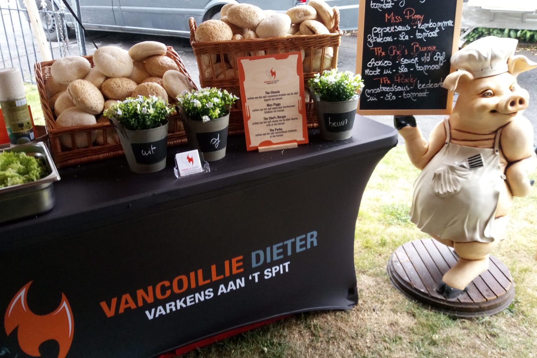 Burgers varken aan het spit spitvarken gebakken varken