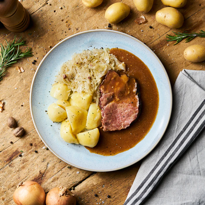 KASSELERBRATEN AN BRATENSAUCE MIT SAUERKRAUT UND BUTTERKARTOFFELN ...